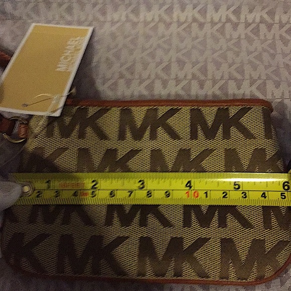 MICHAEL KORS SMALL SIGNATURE WRISTLET (NEW) - Picture 7 of 8
